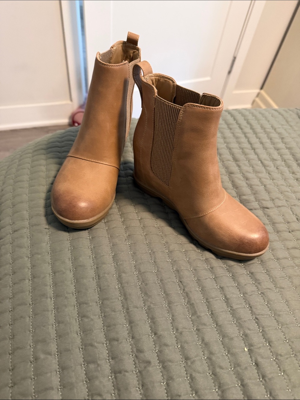 Women's Chelsea Ankle Booties in Light Brown